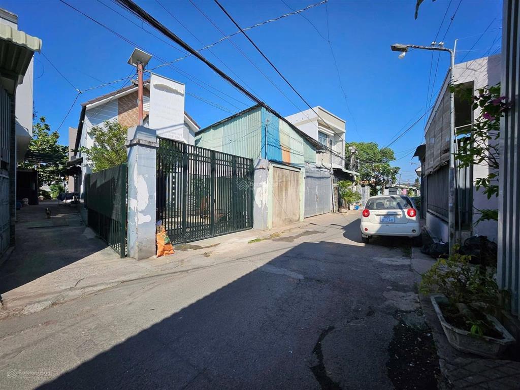 Bán lô đất tặng nhà cấp 4 cũ còn khá cứng cáp kp11 mặt tiền phường tân phong ngay trường học cấp 1