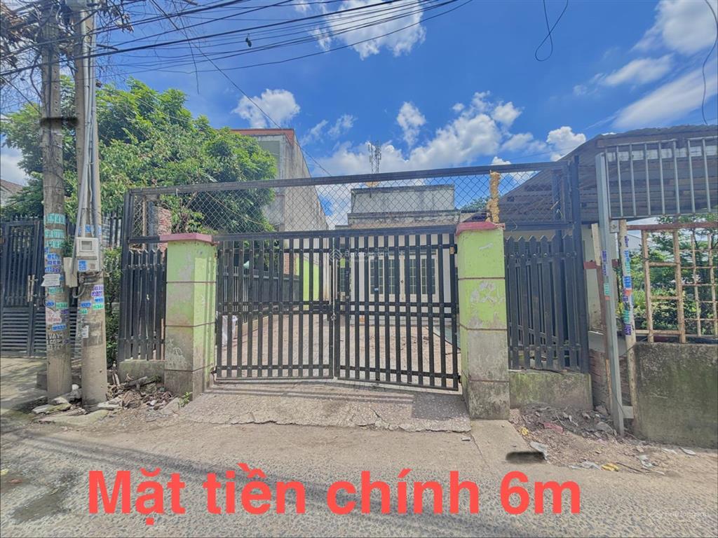 Phía bên hông cây xăng tân tiến ngay cổng trường học cấp 2 tphong, miếng đất vườn cần bán có nhà c4