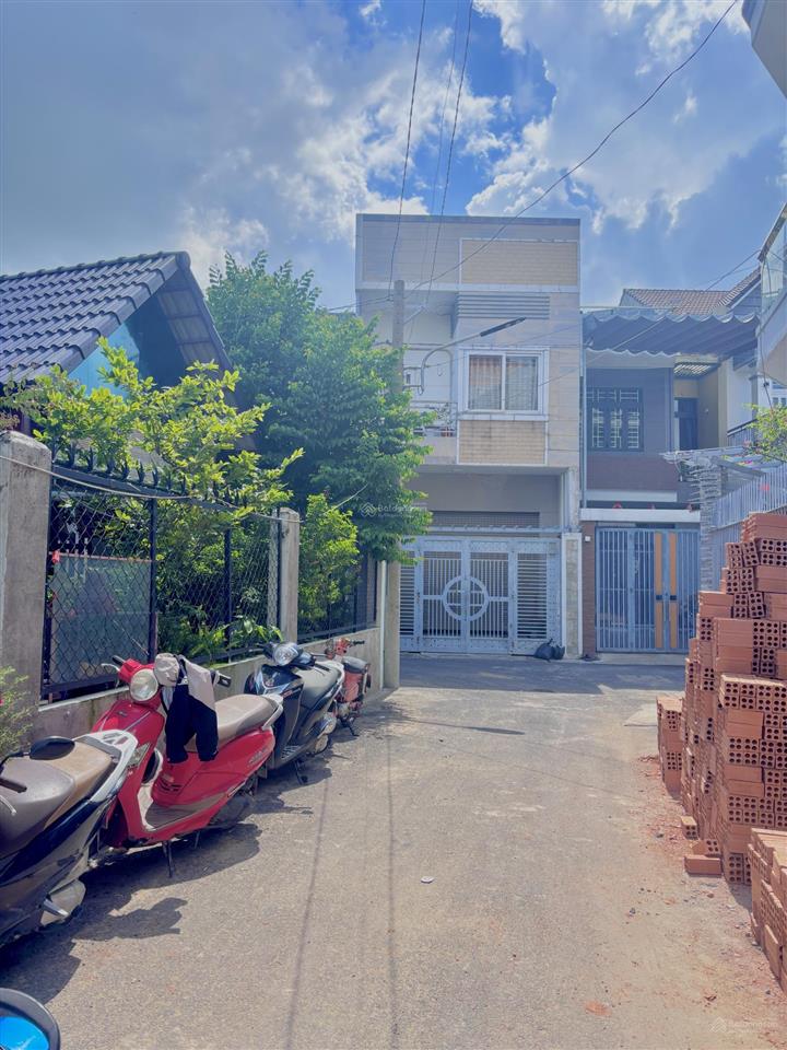 Ở ngay cây xăng 26 phường tân phong đường đồng khởi, có căn nhà 1 trệt 2 lầu đang bán. giá tốt.