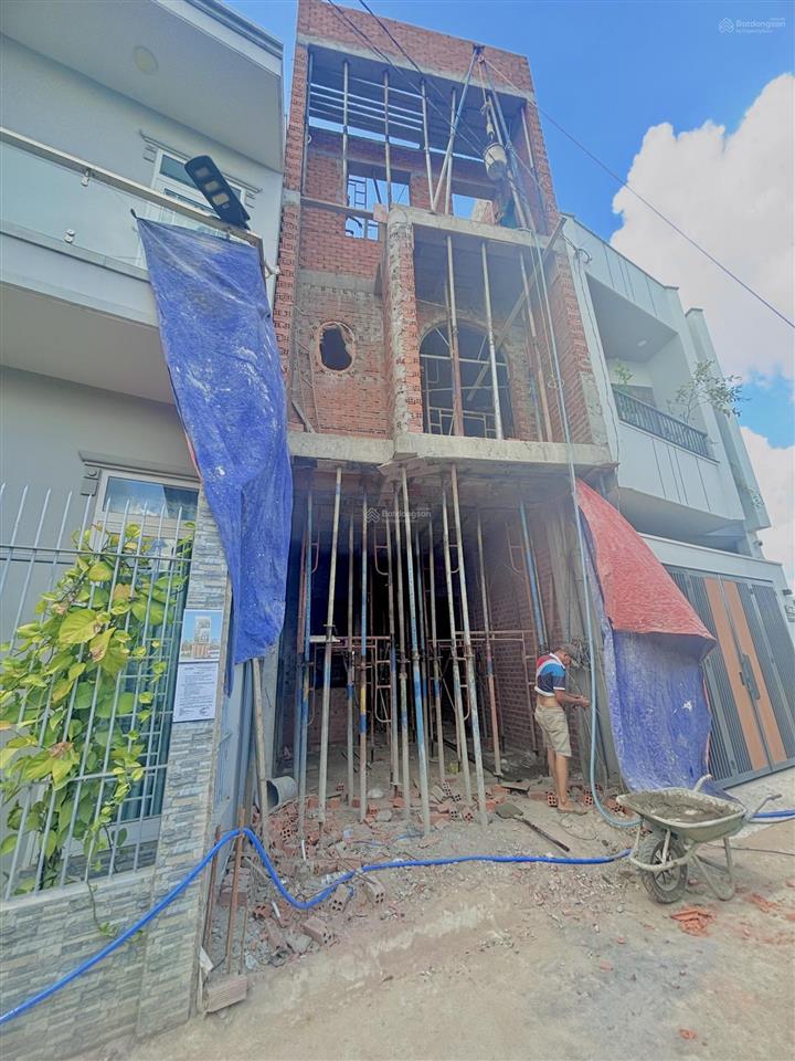 Ở ngay cây xăng 26 phường tân phong đường đồng khởi, có căn nhà 1 trệt 2 lầu đang bán. giá tốt.