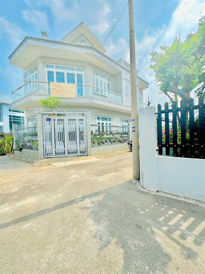 Ở ngay cây xăng 26 phường tân phong đường đồng khởi, có căn nhà 1 trệt 2 lầu đang bán. giá tốt.