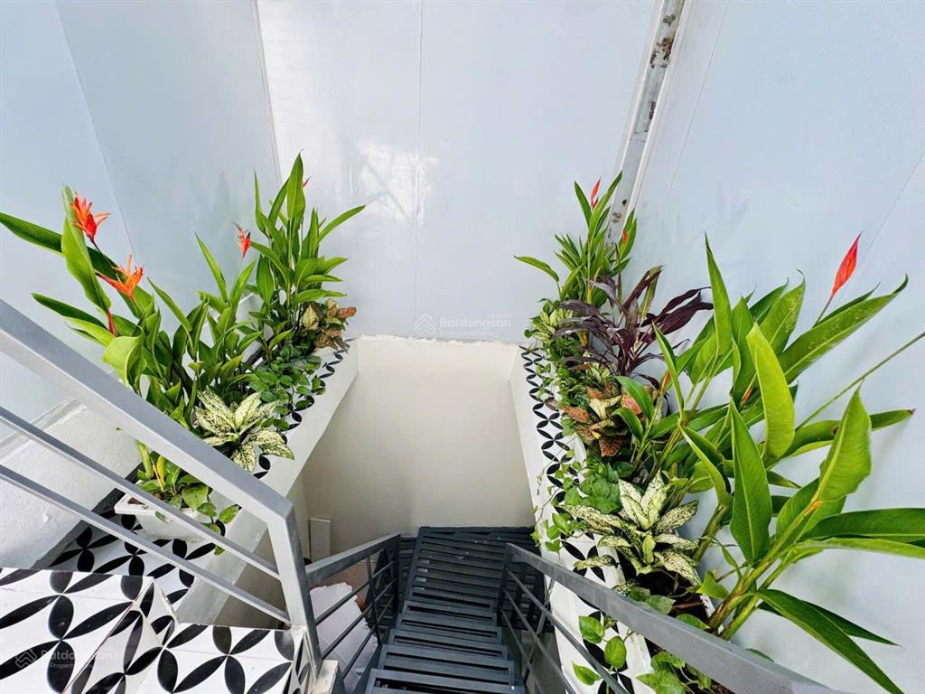 Nhà ngõ cực gần phồ ngay ngã tư trần khát chân giao phố huế 30m 5t 7,98 tỷ  a.hà 0936 168 ***