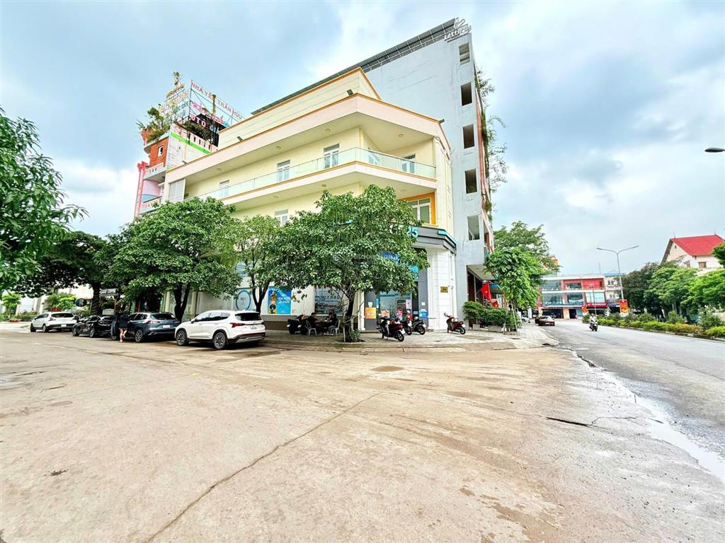 * giá 12 tỷ (tl)
* bán tòa nhà mặt tiền đường l phường dĩ an. thiết kế 1 trệt 5