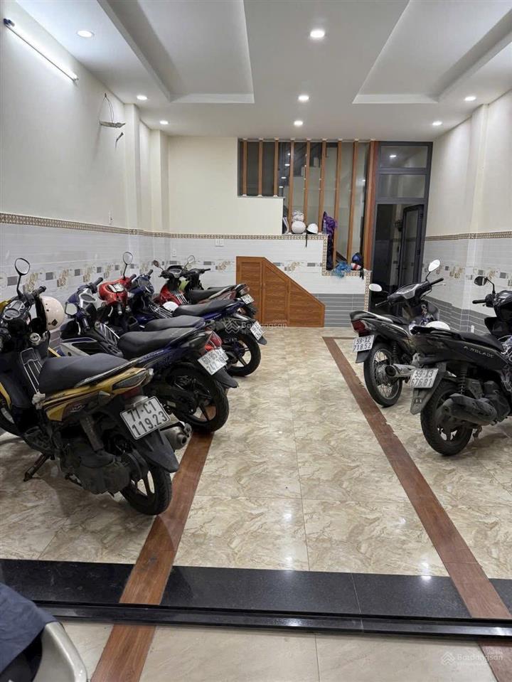 Căn hộ dịch vụ 4 tầng  dòng tiền 39 triệu/ tháng
 giá  8,2 tỷ
 chủ cần tiền bán căn