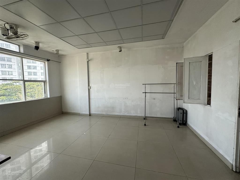 Cho thuê văn phòng trống suốt có máy lạnh ưu tiên công ty ít nhân sự 6 triệu 1 tháng