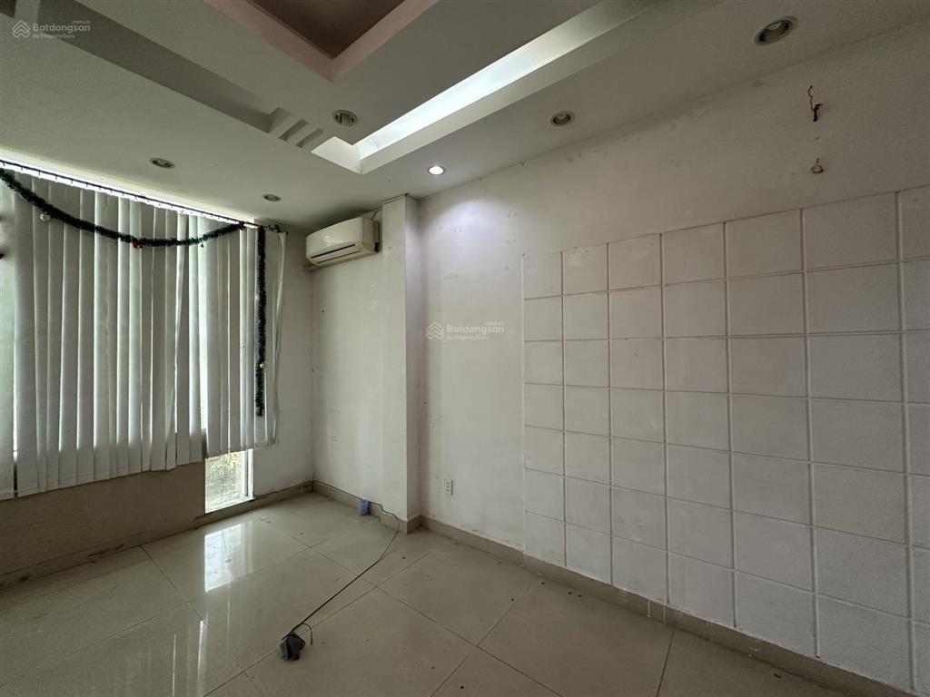 Cho thuê văn phòng trống suốt có máy lạnh ưu tiên công ty ít nhân sự 6 triệu 1 tháng