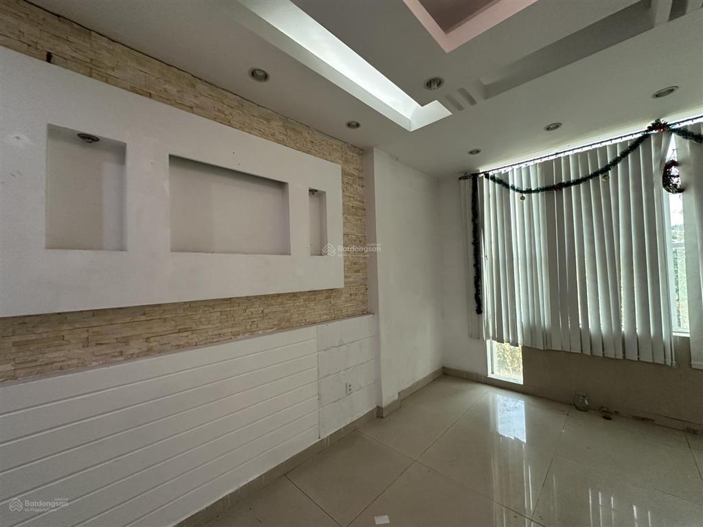 Cho thuê văn phòng trống suốt có máy lạnh ưu tiên công ty ít nhân sự 6 triệu 1 tháng
