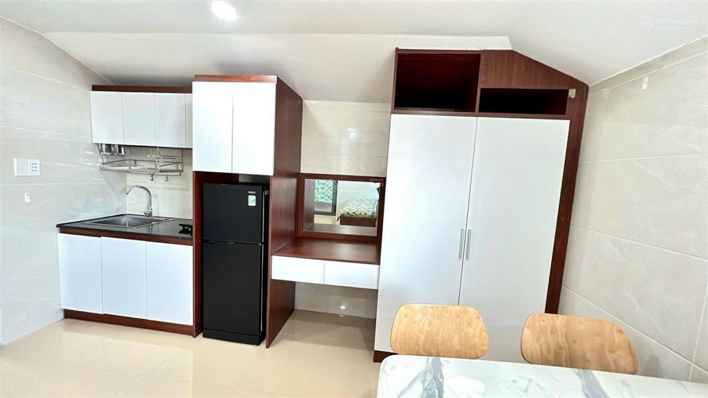 Cho thuê căn hộ cửa sổ thoáng thang máy hầm xe trần hưng đạo, quận 5 full nội thất, ở ngay