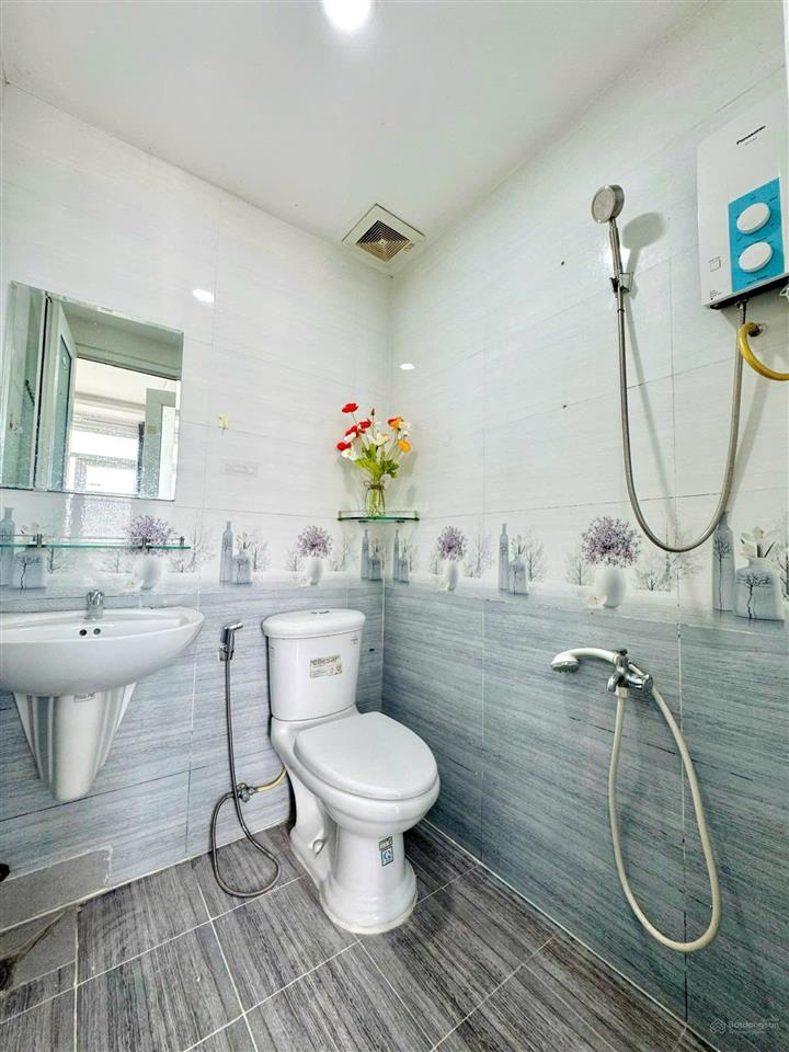 Cho thuê căn hộ ban công thang máy | mặt tiền nguyễn văn cừ, quận 1 full nội thất, ở ngay