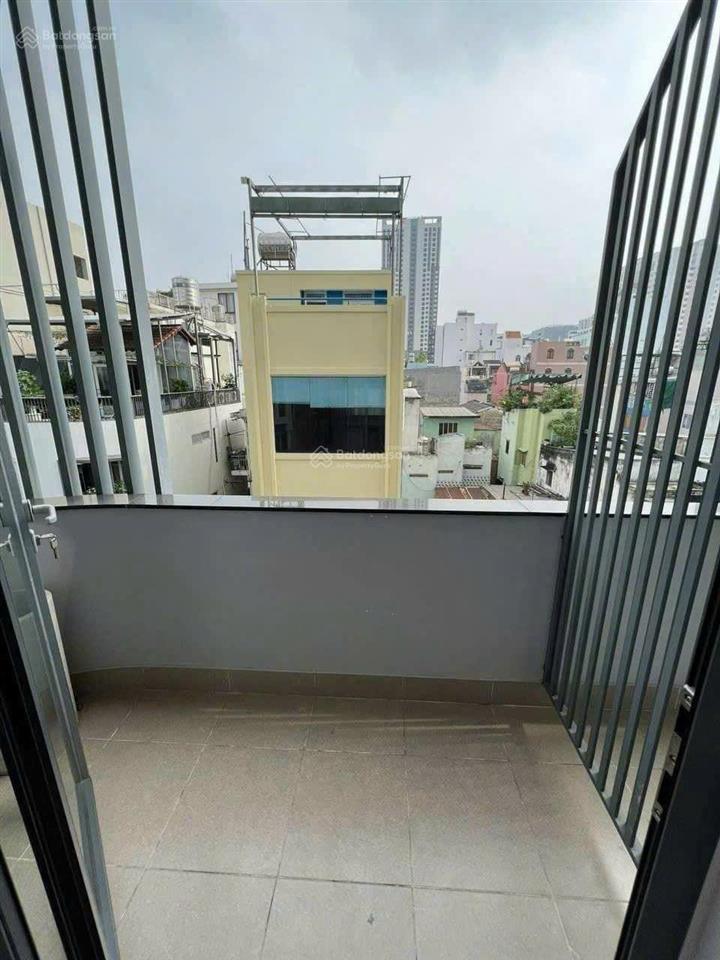Căn hộ ban công thoáng full nội thất trần hưng đạo q1 gần chợ bến thành