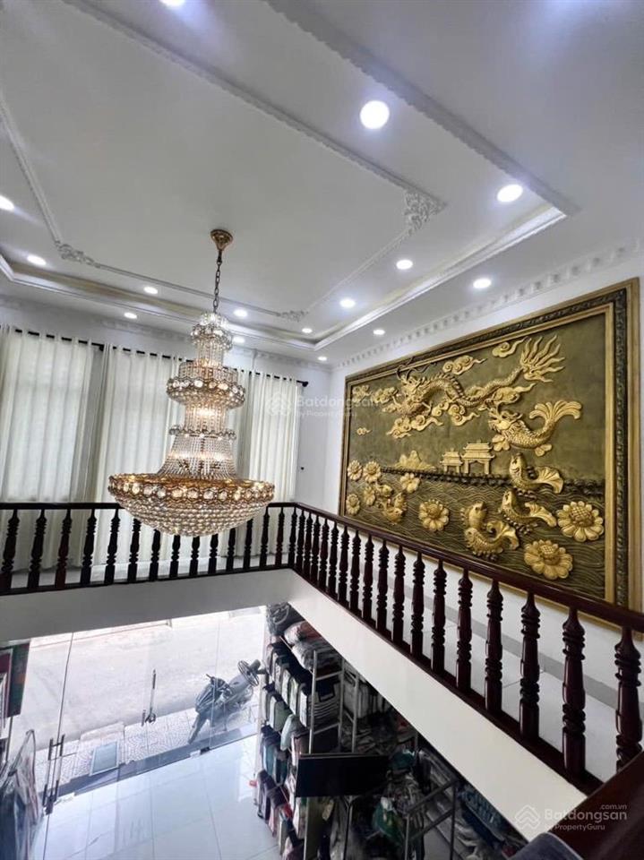 Mặt tiền kinh doanh đỉnh 5 tầng khu tên lửa  410 m²  ngang 8m  dòng tiền 100 triệu/tháng
