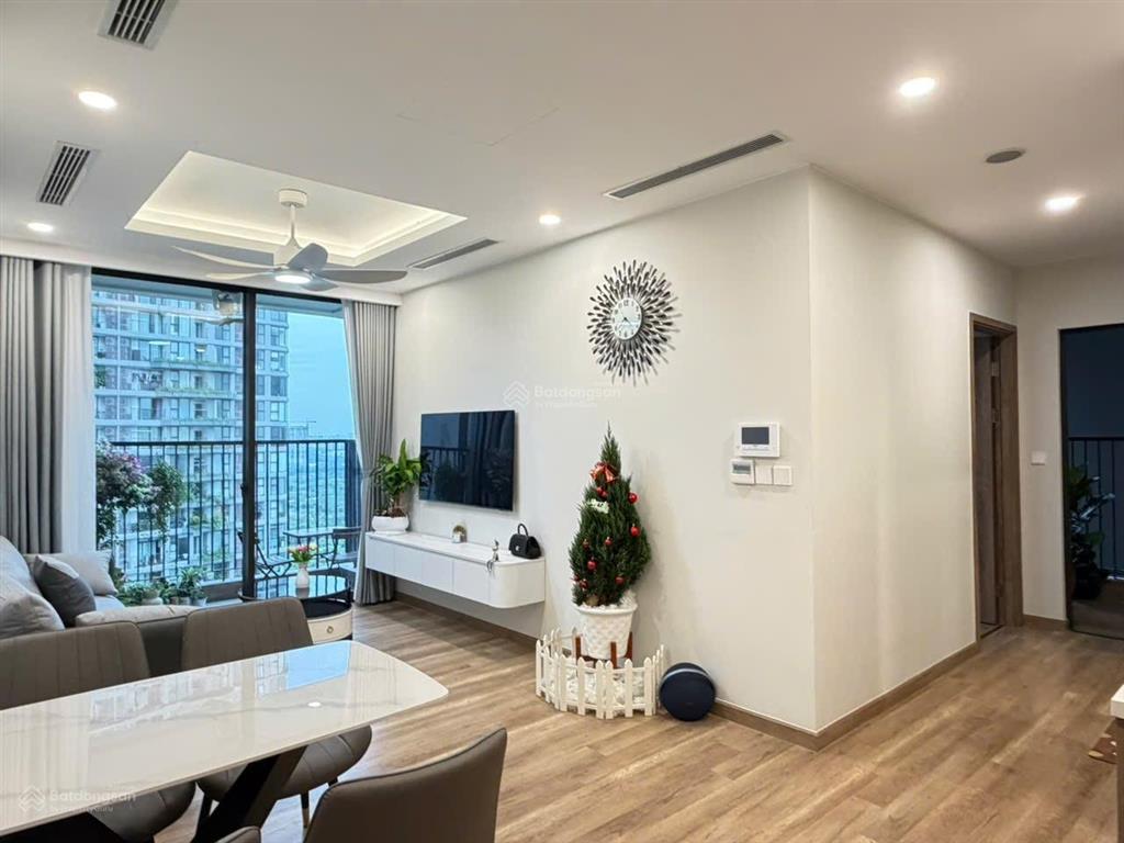 Bán căn 2 phòng ngủ onsen ecopark 65m2 tầng đẹp view hồ, giá 6.35 tỷ bao phí