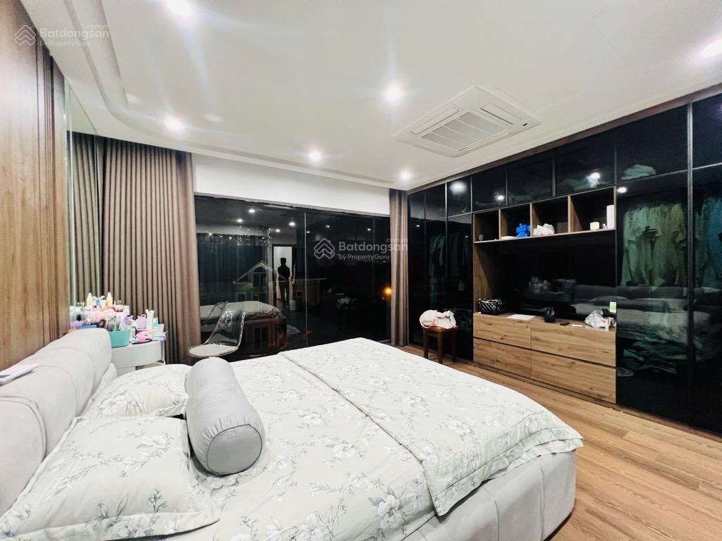 Nhà phân lô hoàng quốc việt55m2gara 7 chỗthang máyngõ 8m 100m ra phố
