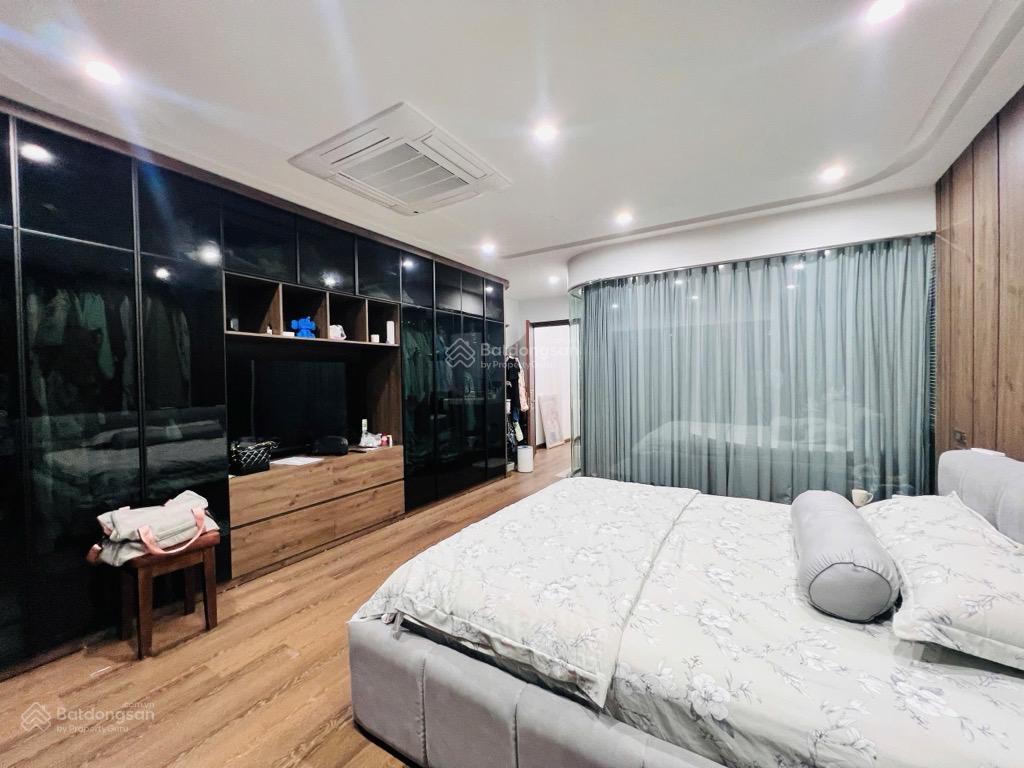 Nhà phân lô hoàng quốc việt55m2gara 7 chỗthang máyngõ 8m 100m ra phố