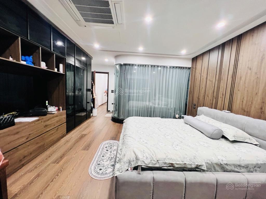 Nhà phân lô hoàng quốc việt55m2gara 7 chỗthang máyngõ 8m 100m ra phố