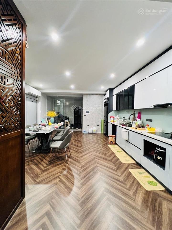 Nhà phân lô hoàng quốc việt55m2gara 7 chỗthang máyngõ 8m 100m ra phố