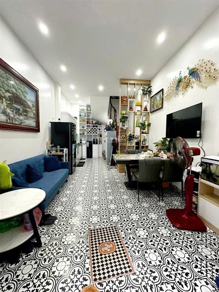 Bán gấp nhà! phố tôn đức thắng, 15m ra phố, ngõ ba gác tránh, nhà dân xây, sân xe,ban công, 39m2x5t