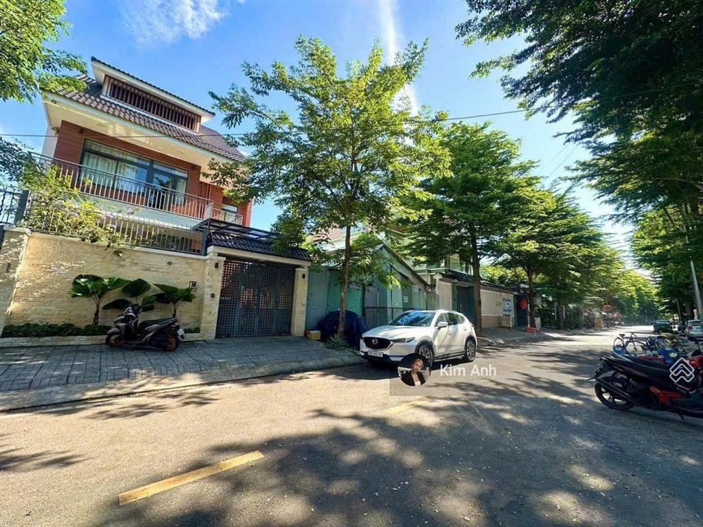 Chủ hạ giá 2 tỷ bán gấp! biệt thự kdc hồng long thủ đức, bề ngang 10m  giá chỉ 23 tỷ!