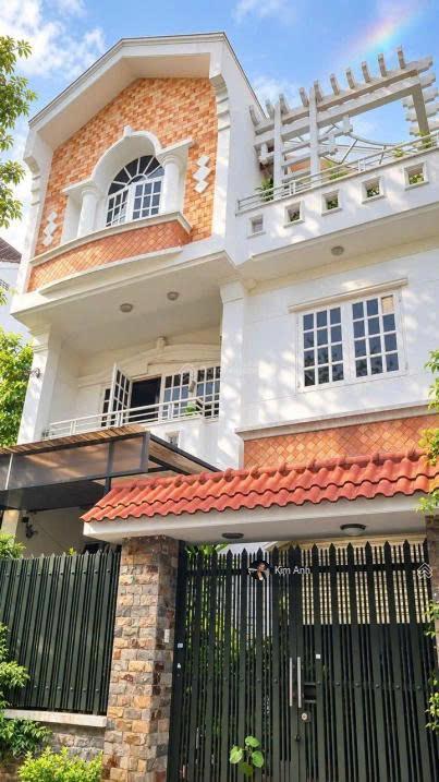 Siêu hiếm! căn biệt thự bề ngang 8m, hướng đông nam sát giga mall thủ đức.