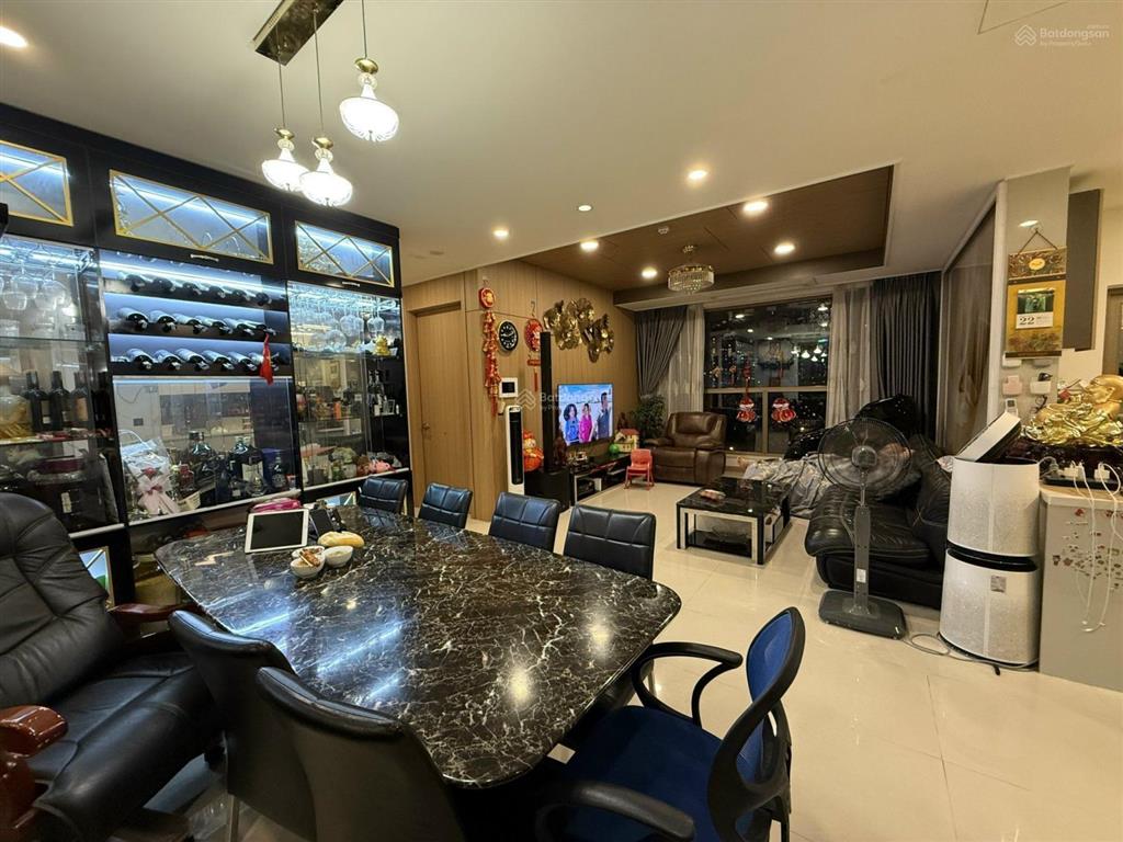 Chủ gửi bán căn hộ 136m2(3n2w)  16,5 tỷ tại royal city, full nội thất đẹp, sẵn sổ