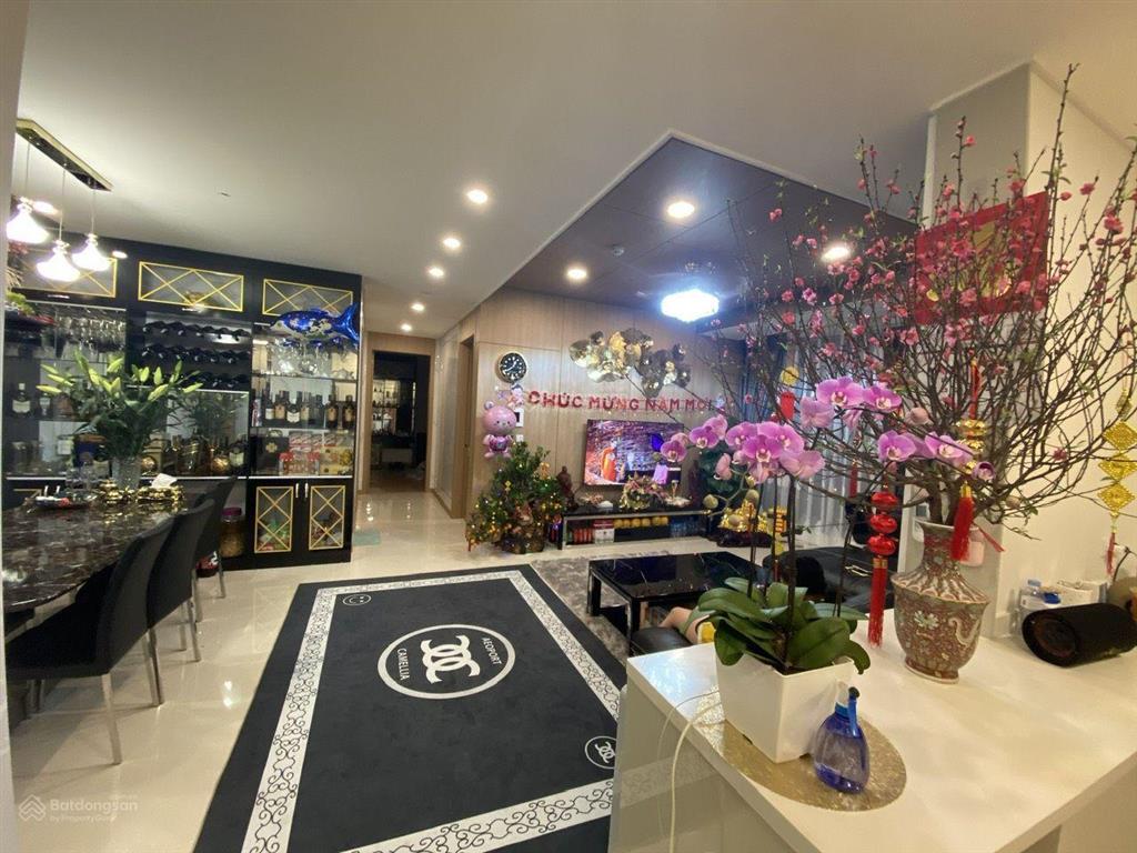 Chủ gửi bán căn hộ 136m2(3n2w)  16,5 tỷ tại royal city, full nội thất đẹp, sẵn sổ