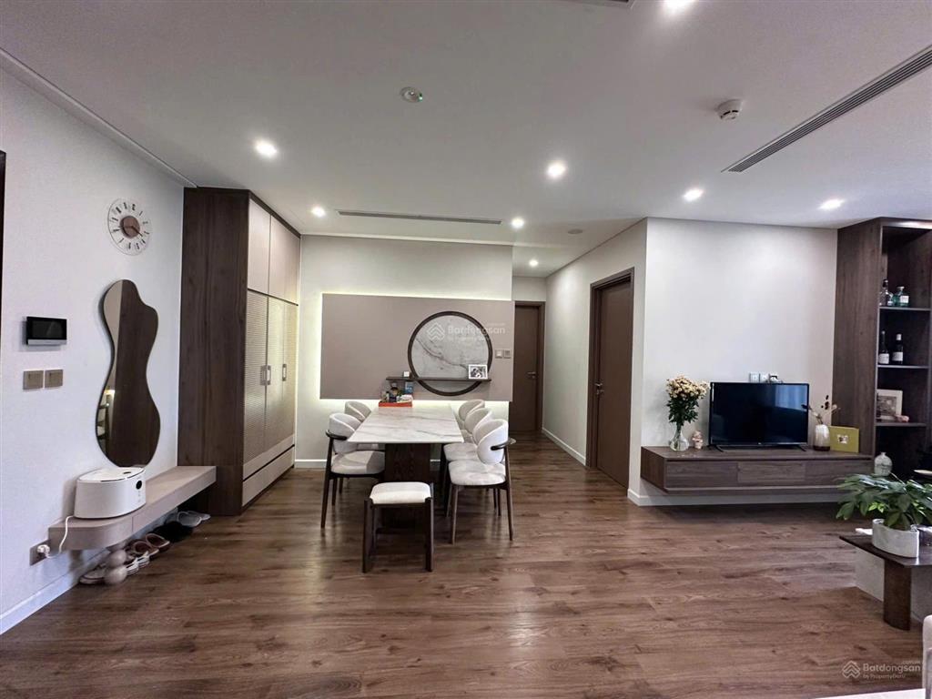 Gia đình tôi cần bán căn hộ 70m2(2n2w)  6 tỷ tại 219 trung kính, full nội thất, sẵn sổ, có slot