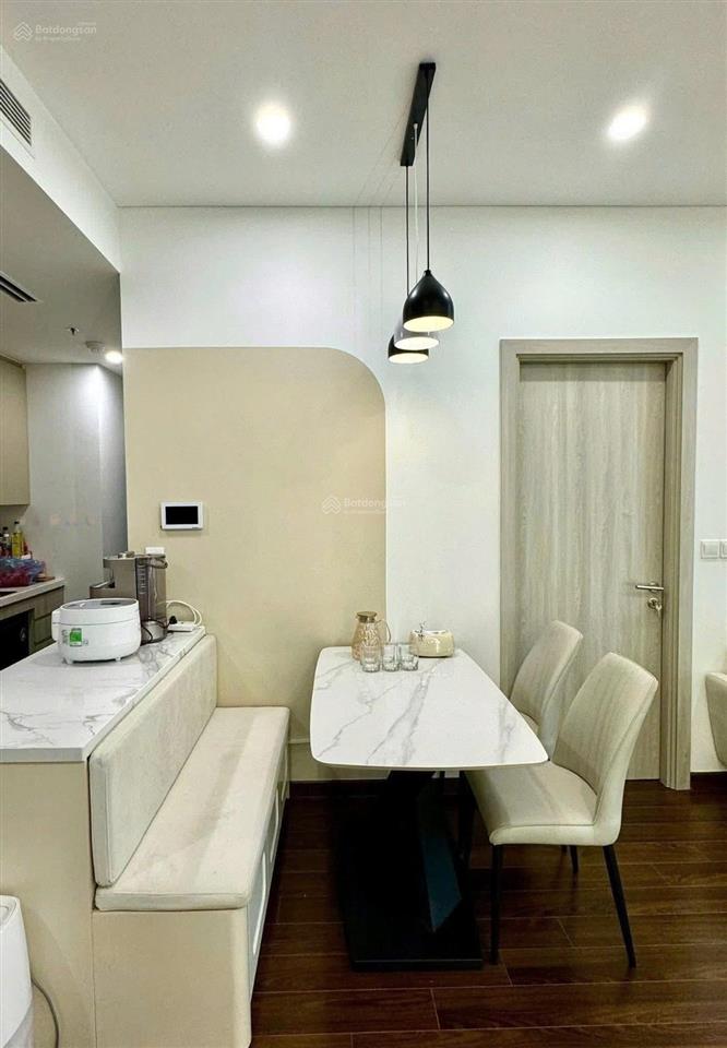 Gia đình tôi cần bán gấp căn hộ 2pn 66m2 tại vinhomes west point 6,9 tỷ, có slot, full đồ, có sổ