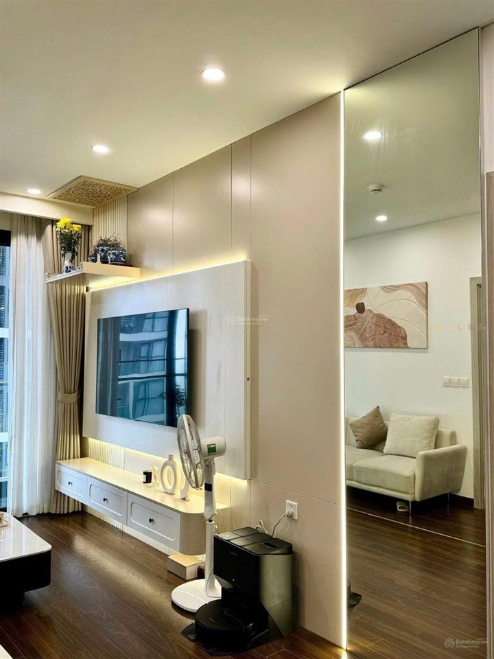 Gia đình tôi cần bán gấp căn hộ 2pn 66m2 tại vinhomes west point 6,9 tỷ, có slot, full đồ, có sổ
