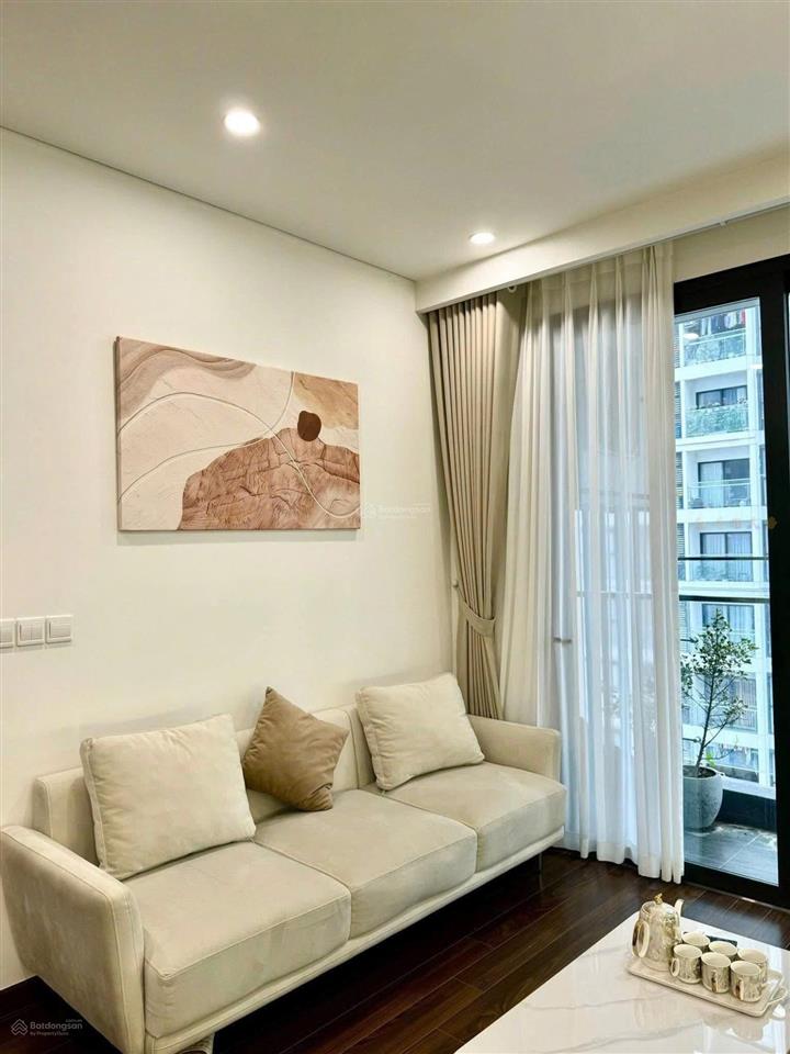 Gia đình tôi cần bán gấp căn hộ 2pn 66m2 tại vinhomes west point 6,9 tỷ, có slot, full đồ, có sổ