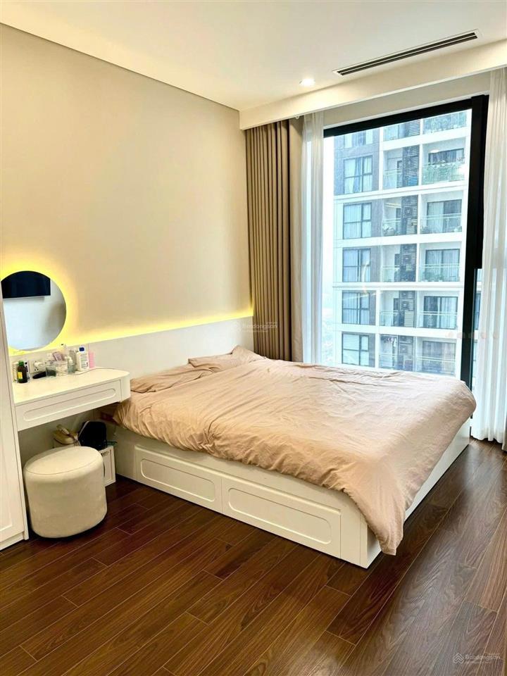 Gia đình tôi cần bán gấp căn hộ 2pn 66m2 tại vinhomes west point 6,9 tỷ, có slot, full đồ, có sổ