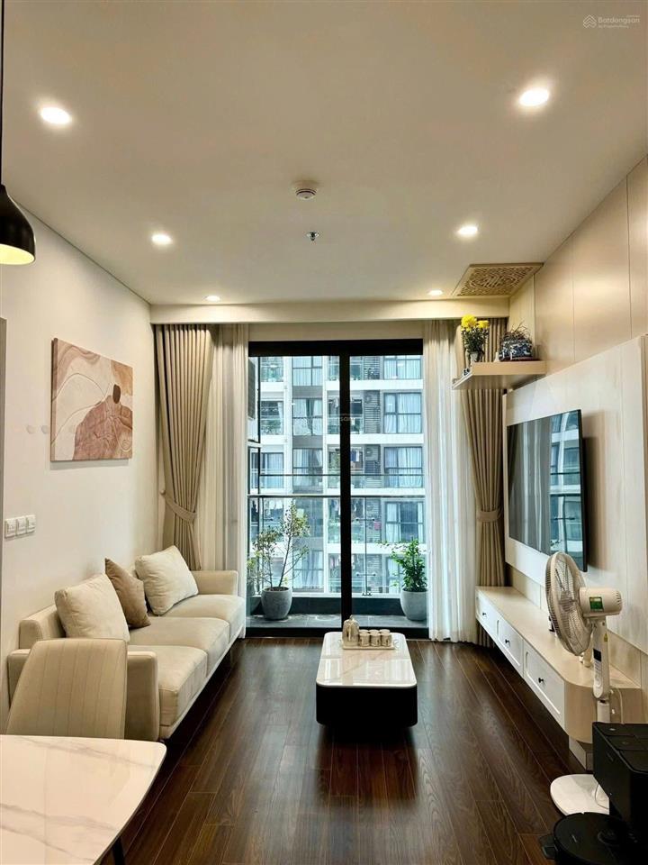 Gia đình tôi cần bán gấp căn hộ 2pn 66m2 tại vinhomes west point 6,9 tỷ, có slot, full đồ, có sổ