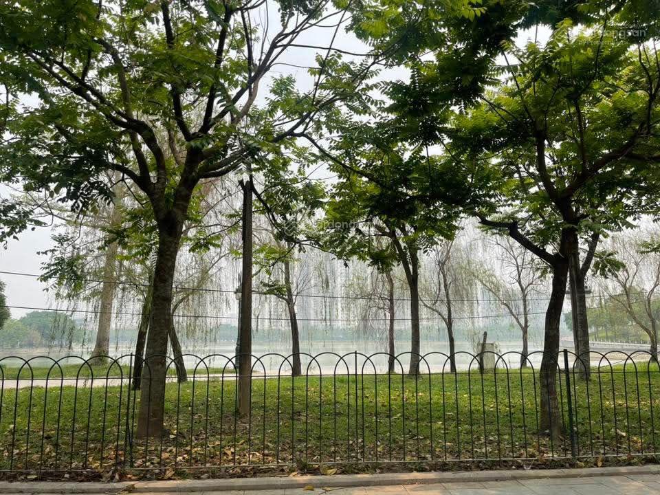 Chính chủ bán biệt thự thành phố giao lưu, phạm văn đồng dt 240m mt9m xây 4t full nội thất hiện đại