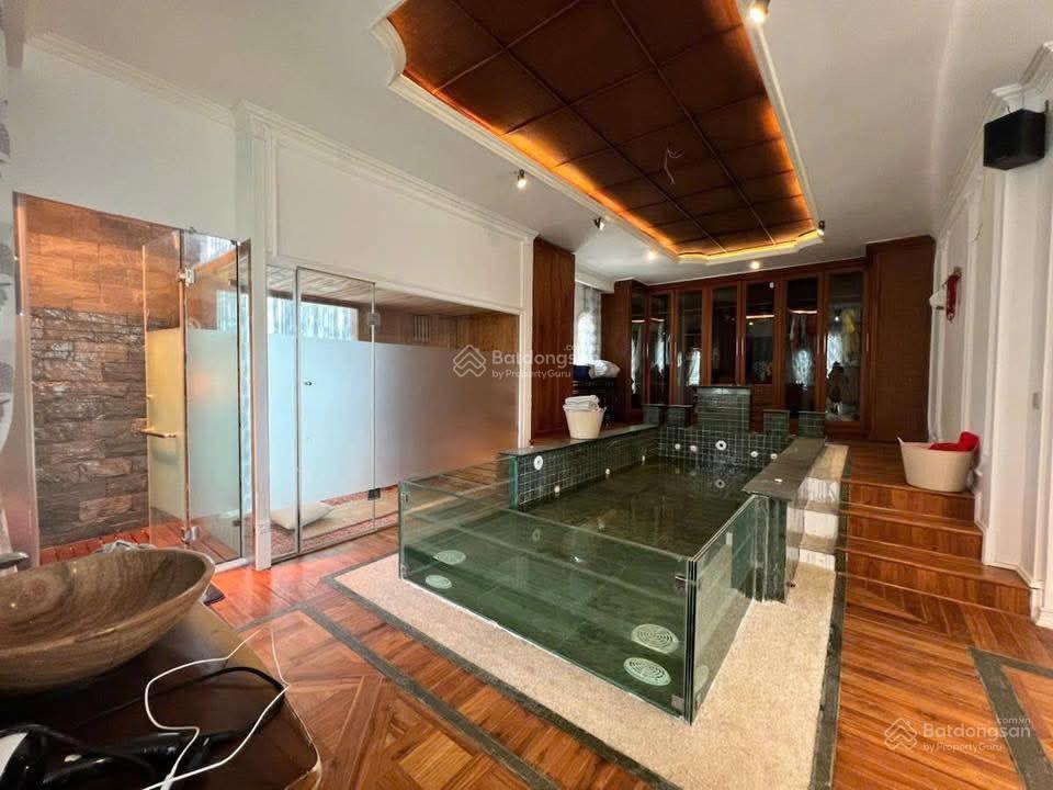 Chính chủ bán biệt thự thành phố giao lưu, phạm văn đồng dt 240m mt9m xây 4t full nội thất hiện đại