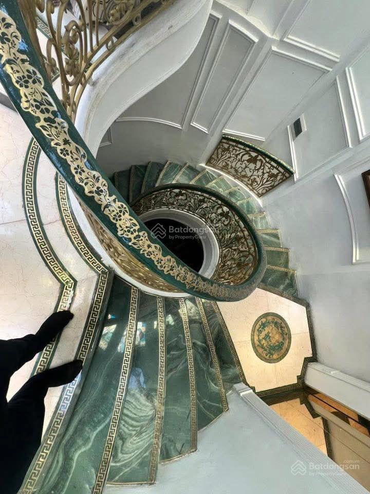 Chính chủ bán biệt thự thành phố giao lưu, phạm văn đồng dt 240m mt9m xây 4t full nội thất hiện đại