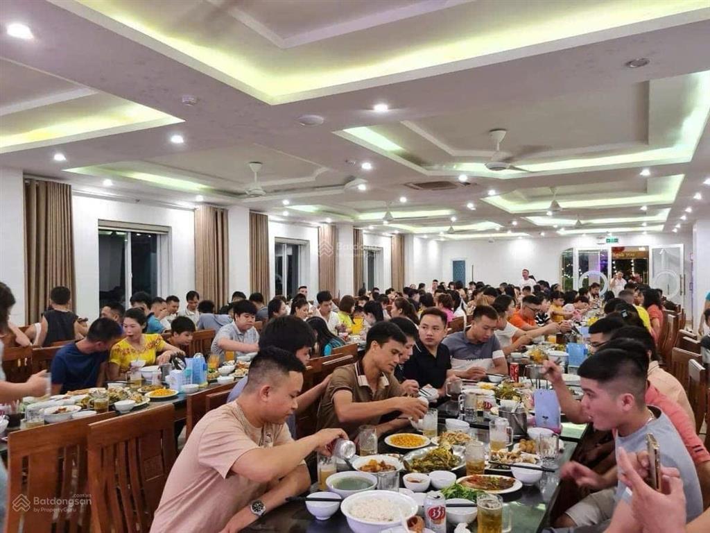 Bán khách sạn biển sầm sơn dt 620m2 xây 7 tầng mt 9m 66 phòng doanh thu 3 tỷ/năm giá 55 tỷ tl