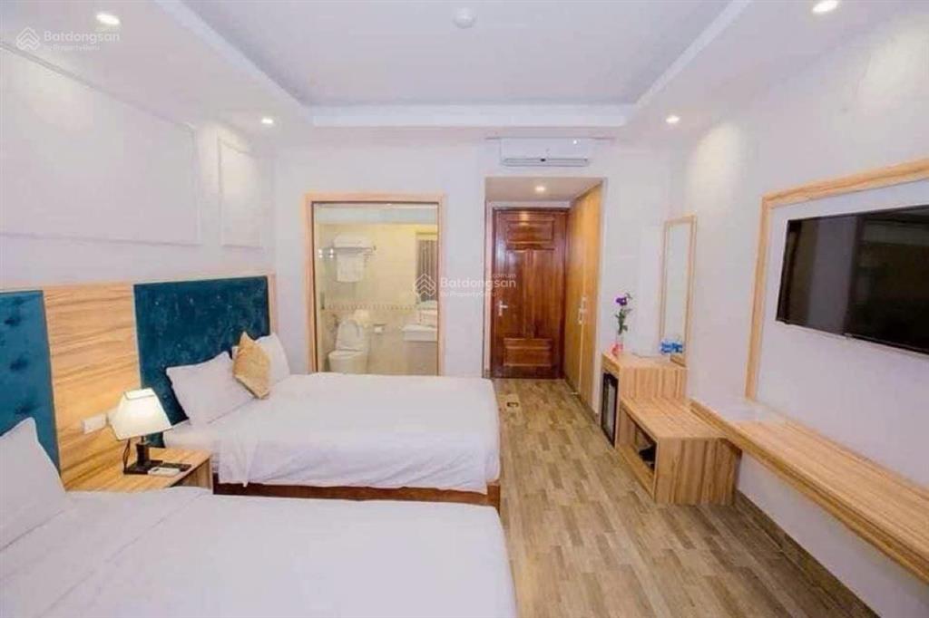 Bán khách sạn biển sầm sơn dt 620m2 xây 7 tầng mt 9m 66 phòng doanh thu 3 tỷ/năm giá 55 tỷ tl