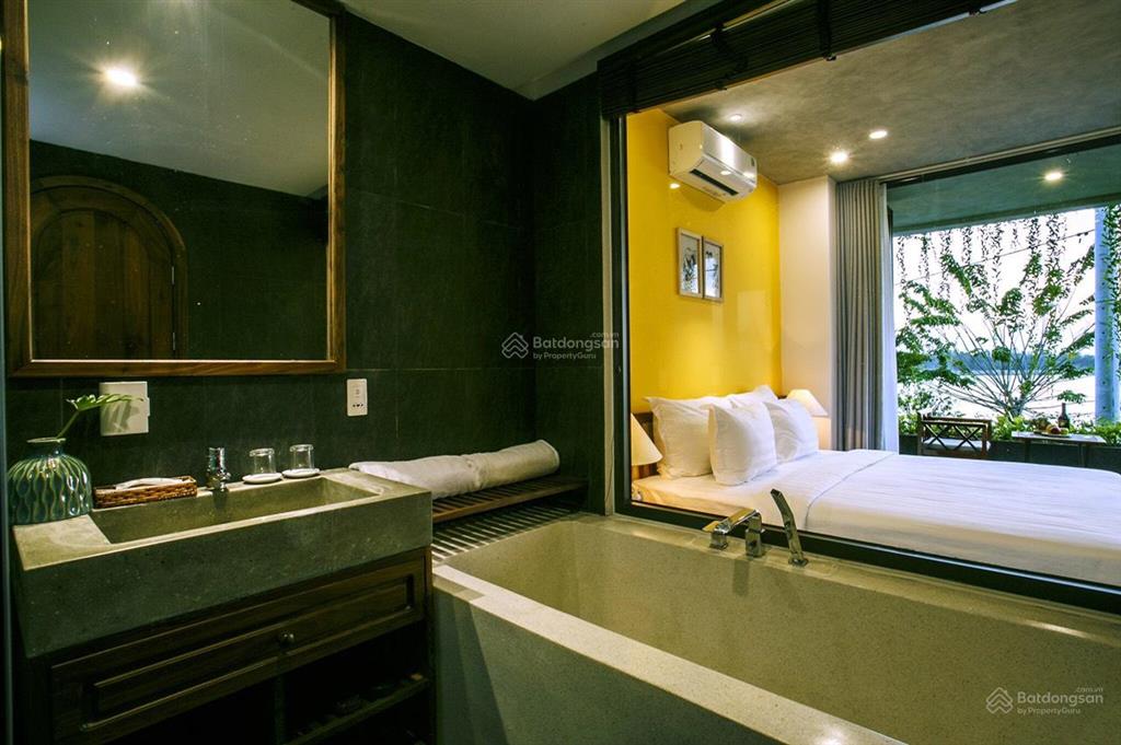 Bán khách sạn 6 tầng view sông thu bồn 104 phòng cách phố cổ 900m