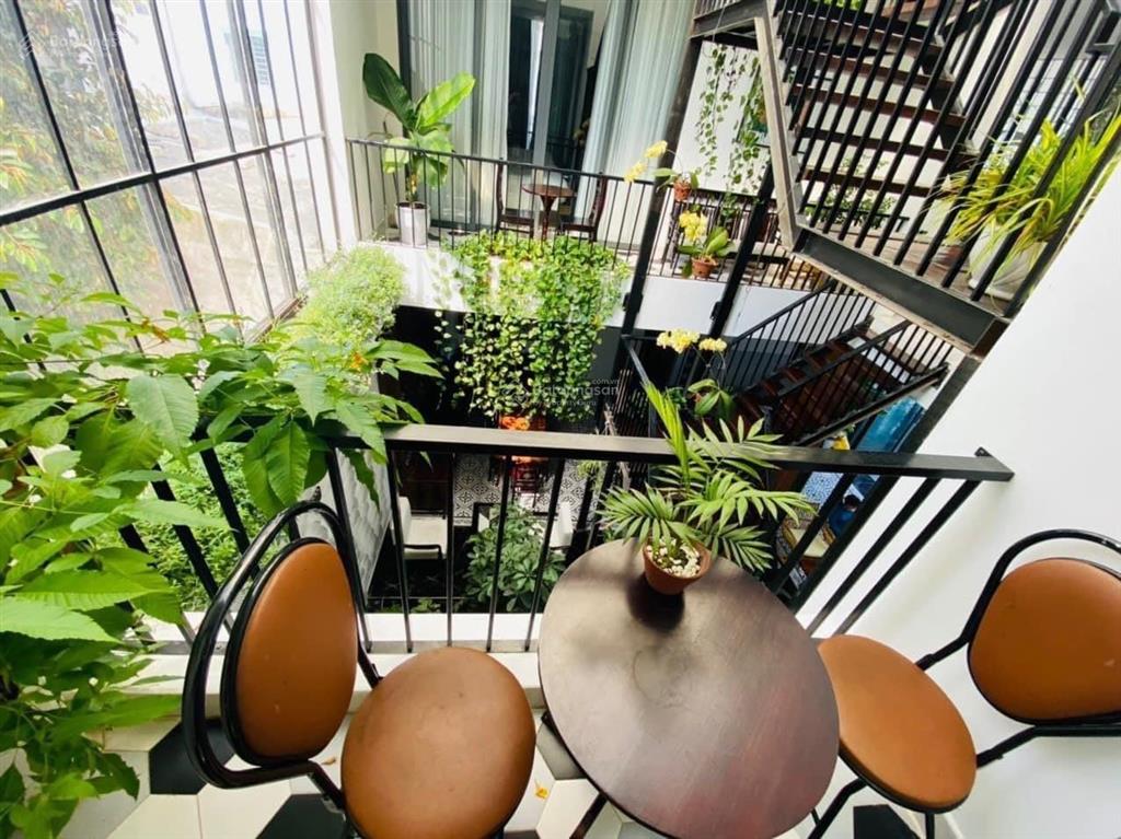 Bán khách sạn 6 tầng view sông thu bồn 104 phòng cách phố cổ 900m