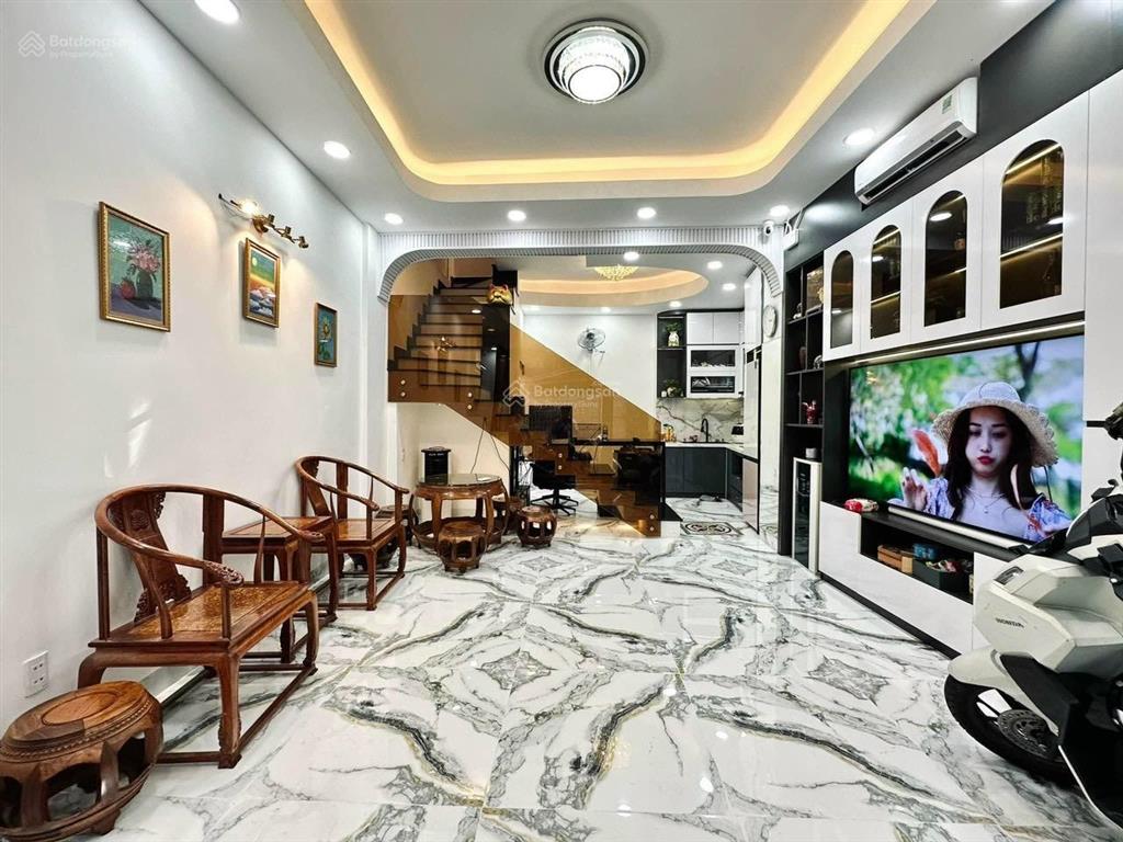 Chủ nhà cần bán trước tết căn  nguyễn văn thủ, quận 1. dt 61m2  6,8tỷ. nhà hẻm 6m.