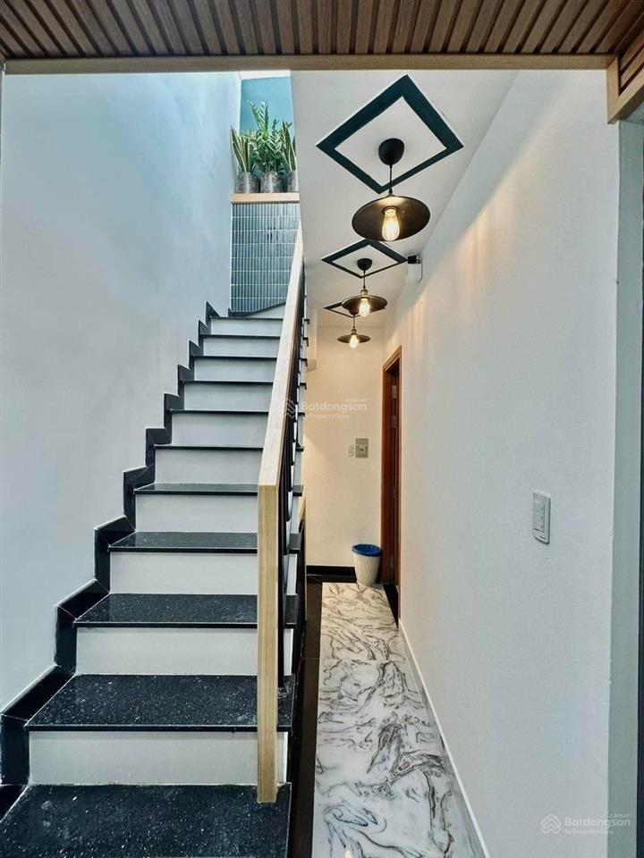 Chủ nhà cần bán trước tết căn  nguyễn văn thủ, quận 1. dt 61m2  6,8tỷ. nhà hẻm 6m.