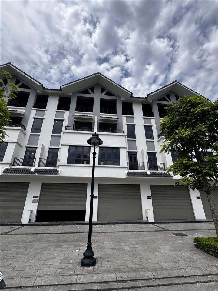Bán gấp liền kề 81m2 , đường 17m2 , hoàn thiện giá 17tỷ bao thuế phí  em 0773 286 ***