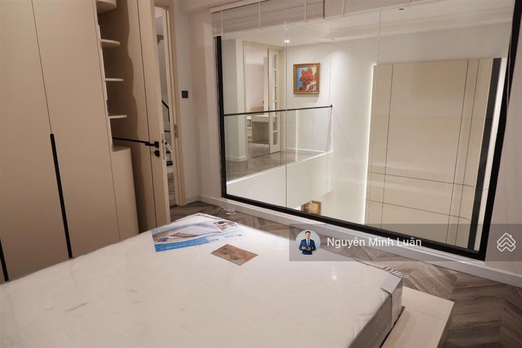 Bán gấp penthouse sky garden  phú mỹ hưng tphcm  257m2 4pn 4wc. sổ hồng riêng.