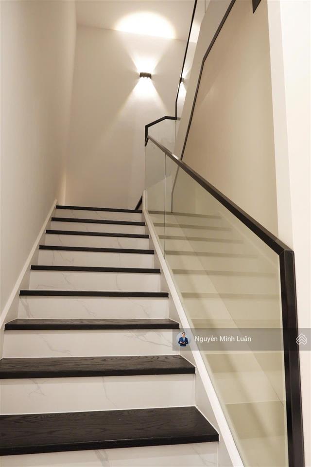 Bán gấp penthouse sky garden  phú mỹ hưng tphcm  257m2 4pn 4wc. sổ hồng riêng.