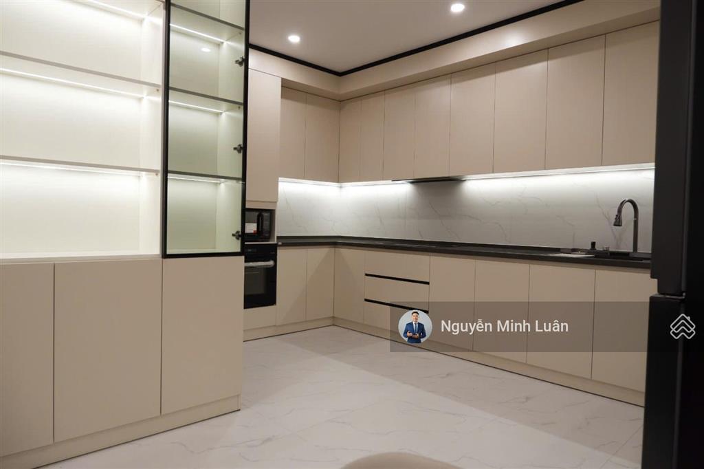 Bán gấp penthouse sky garden  phú mỹ hưng tphcm  257m2 4pn 4wc. sổ hồng riêng.
