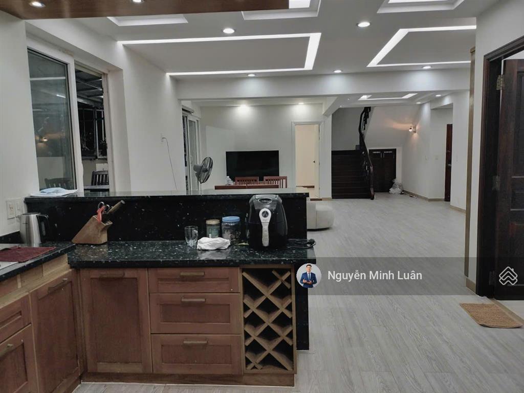 Cho thuê penthouse sky garden phú mỹ hưng 5pn 4wc 2 sân vườn 350m2  0935 382 *** luân