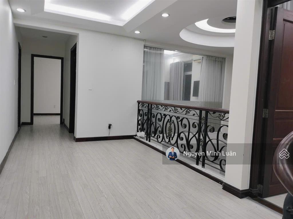 Cho thuê penthouse sky garden phú mỹ hưng 5pn 4wc 2 sân vườn 350m2  0935 382 *** luân