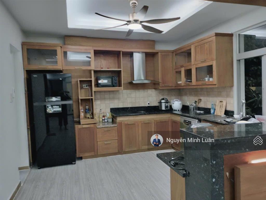 Cho thuê penthouse sky garden phú mỹ hưng 5pn 4wc 2 sân vườn 350m2  0935 382 *** luân
