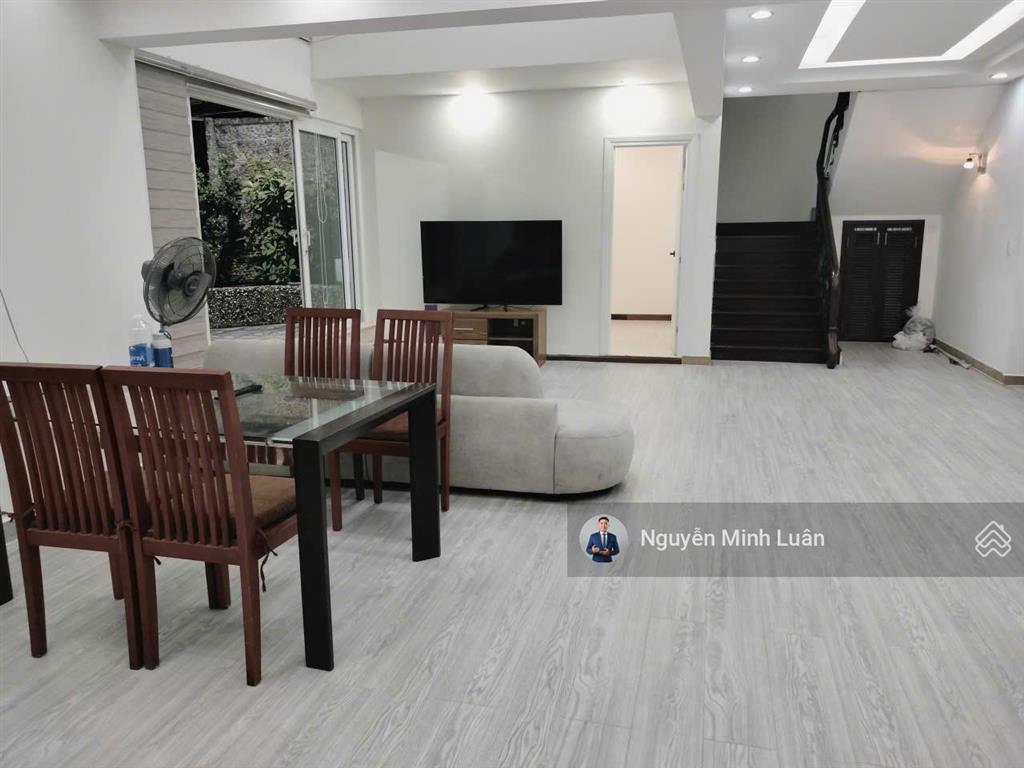 Cho thuê penthouse sky garden phú mỹ hưng 5pn 4wc 2 sân vườn 350m2  0935 382 *** luân