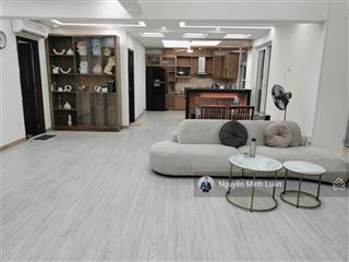 Cho thuê penthouse sky garden phú mỹ hưng 5pn 4wc 2 sân vườn 350m2  0935 382 *** luân