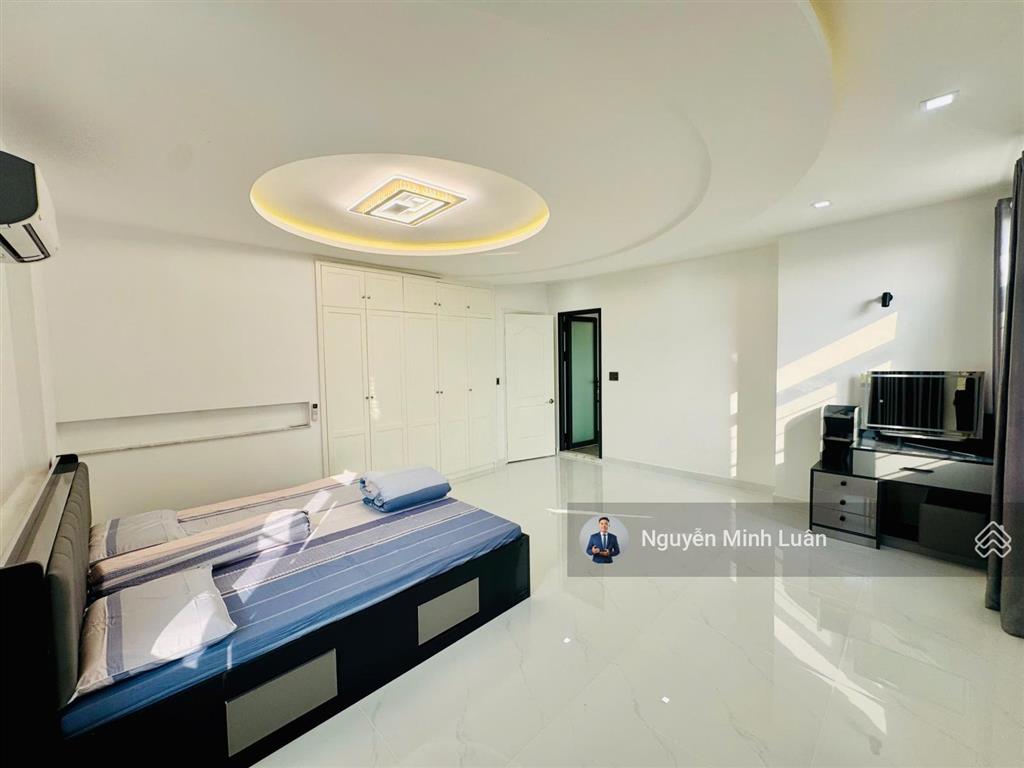 Cho thuê penthouse sky garden 2 phú mỹ hưng 350m, 5 phòng ngủ, 2 sân vườn, giá 60 triệu/tháng